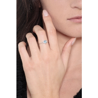 18k white gold ring with central aquamarine and diamonds 
