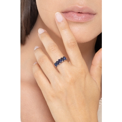 White gold 18k ring with diamonds and five blue sapphire