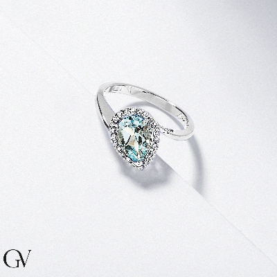 Anello acquamarina a goccia e diamanti a contorno in oro 18k