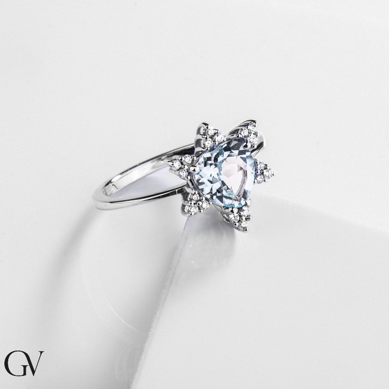White gold 18k halo ring with aquamarine heart cut and six diamonds' petals