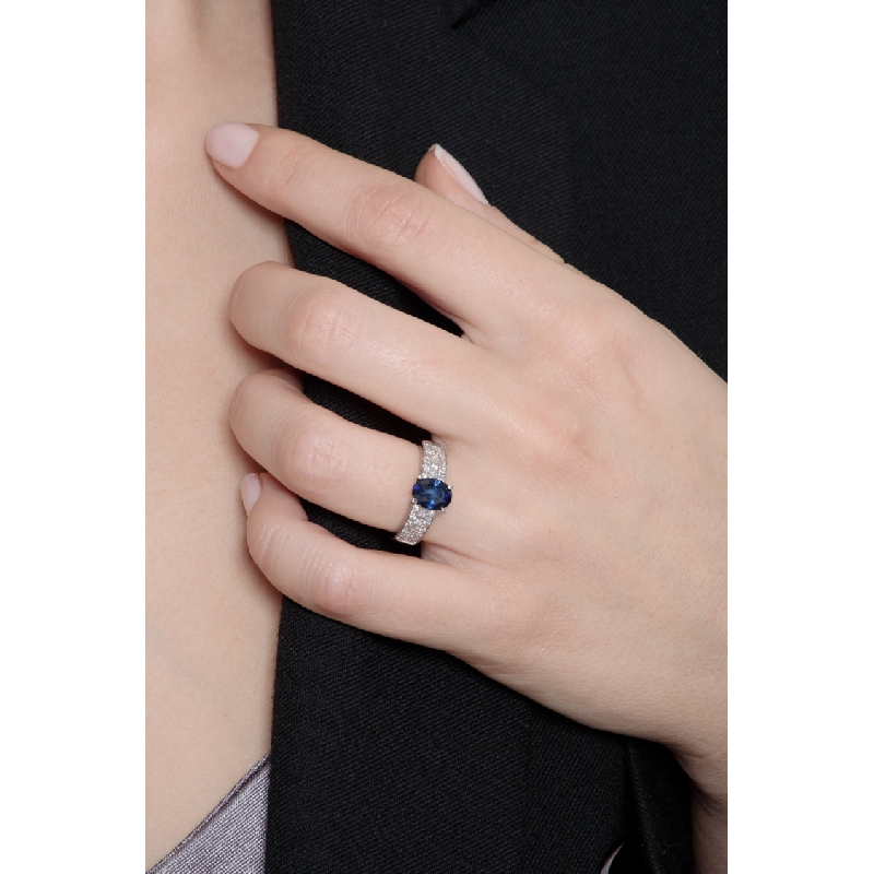Band ring in white gold 18k with a central blue sapphire and diamonds 