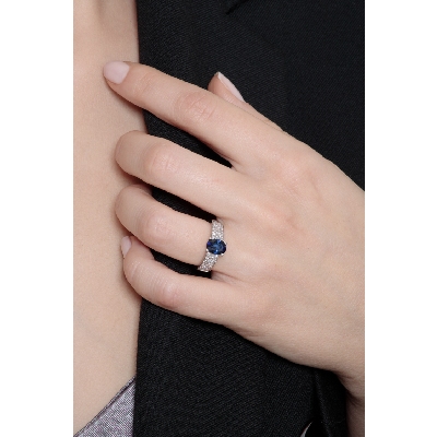 Band ring in white gold 18k with a central blue sapphire and diamonds 