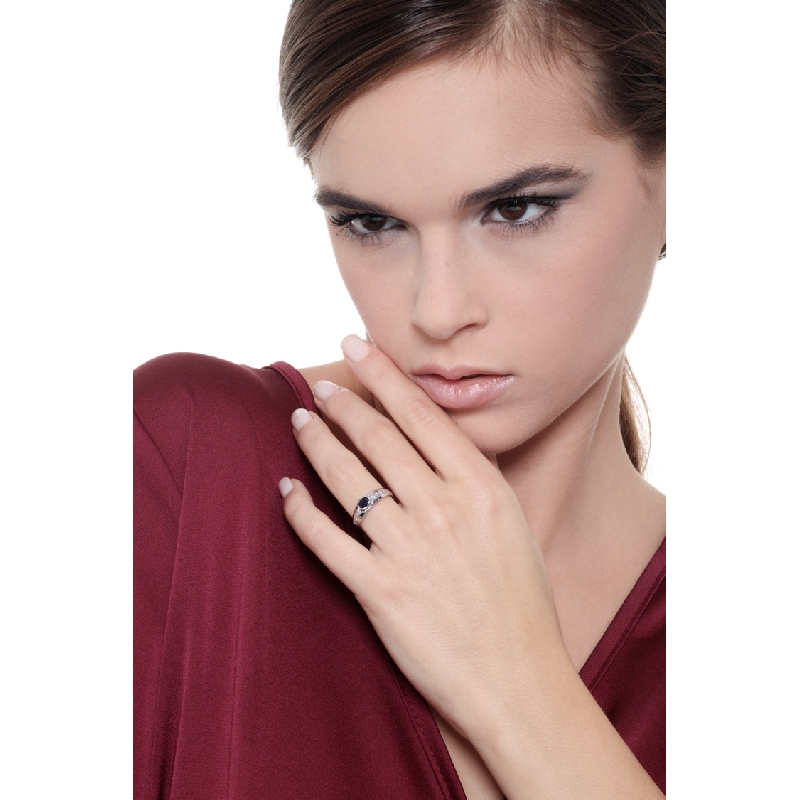 18k white gold ring with central blue sapphire and side diamonds 