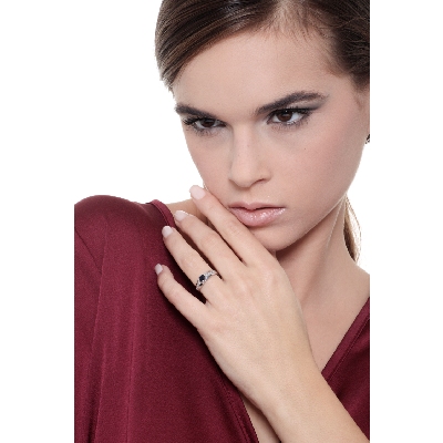 18k white gold ring with central blue sapphire and side diamonds 