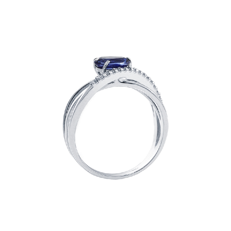 Anello motivo ad intreccio in oro bianco 18k con diamanti e zaffiro blu