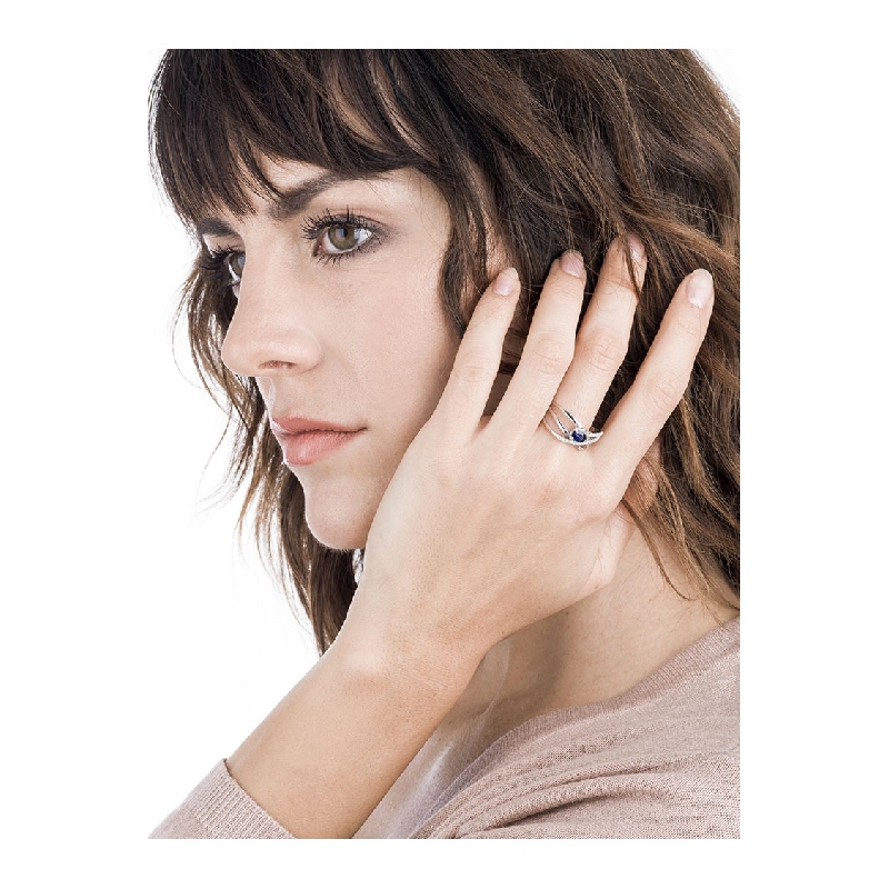 Anello motivo ad intreccio in oro bianco 18k con diamanti e zaffiro blu