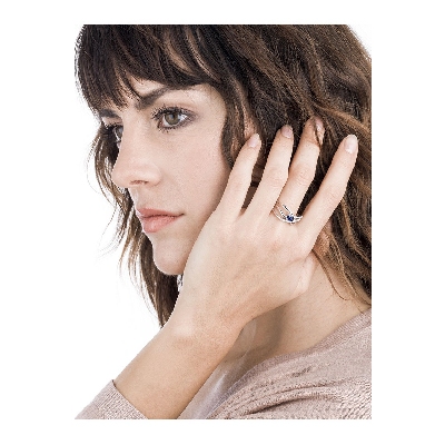 Anello motivo ad intreccio in oro bianco 18k con diamanti e zaffiro blu