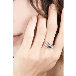 Anello motivo ad intreccio in oro bianco 18k con diamanti e zaffiro blu 2