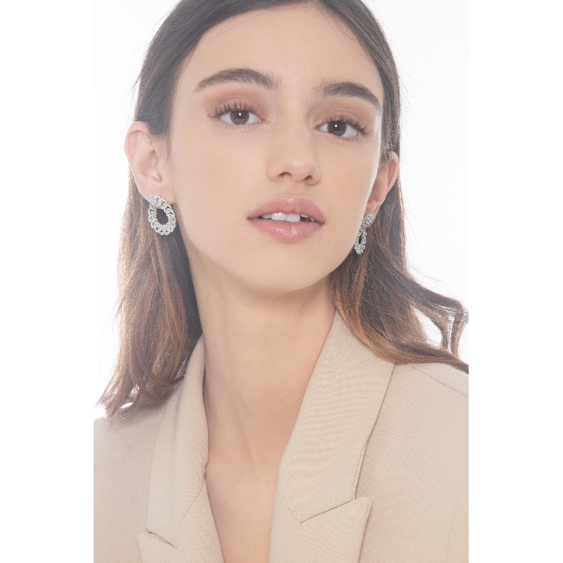 Orecchini a cerchio maglia groumette in oro bianco 18k con diamanti. Diametro circa 2.65 cm