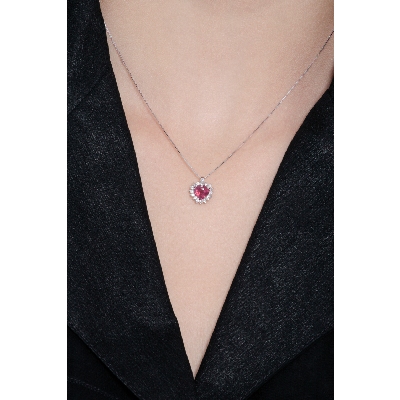 Necklace with pendant, ruby crowned by diamonds