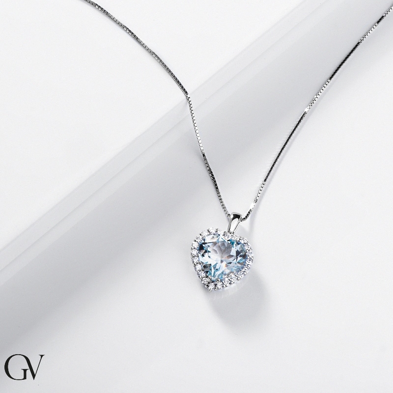 Collana acquamarina cuore e diamanti a contorno in oro 18k