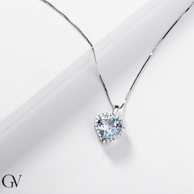 Collana acquamarina cuore e diamanti a contorno in oro 18k