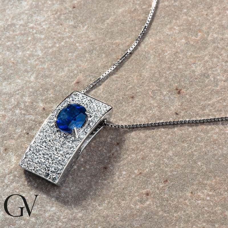 Fancy bar pendant with diamond pavè and oval blue sapphire