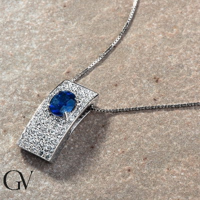 Fancy bar pendant with diamond pavè and oval blue sapphire