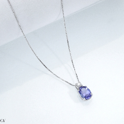 Collana in oro bianco 18k e ciondolo con tanzanite ovale e diamante di 0.07 ct