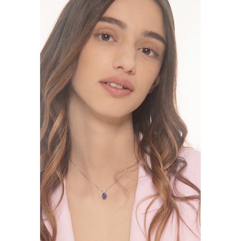 Collana in oro bianco 18k e ciondolo con tanzanite ovale e diamante di 0.07 ct