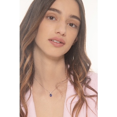 Collana in oro bianco 18k e ciondolo con tanzanite ovale e diamante di 0.07 ct