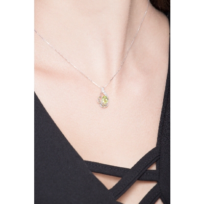 White gold 18k pendant with diamonds and peridot