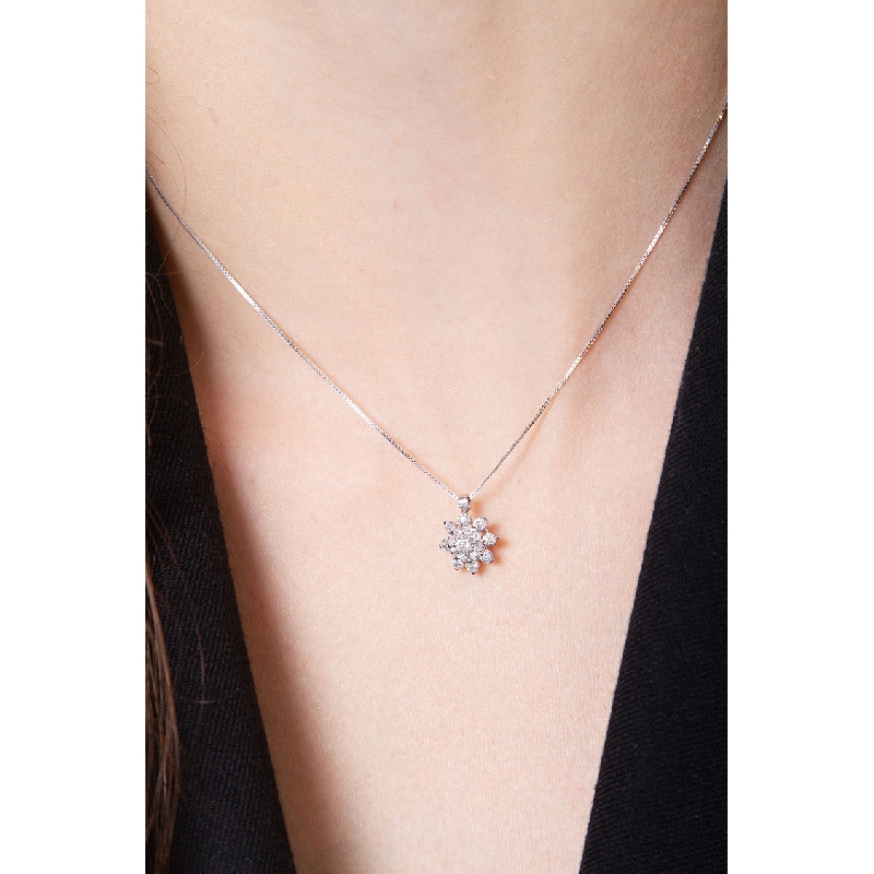 Little pendant with diamonds 