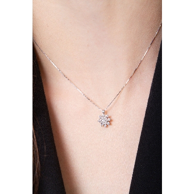 Little pendant with diamonds 
