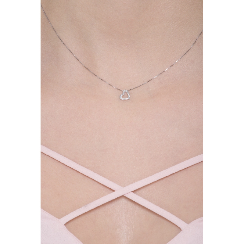 Collana in oro bianco 18k con pendente a cuore in diamanti