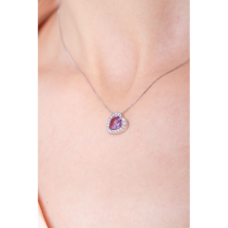 Necklace with inclined pendant, central heart cut amethyst and a row of diamonds