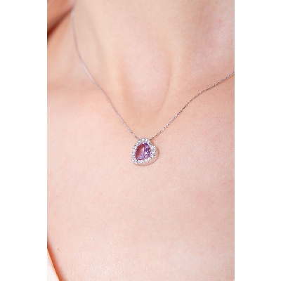 Necklace with inclined pendant, central heart cut amethyst and a row of diamonds