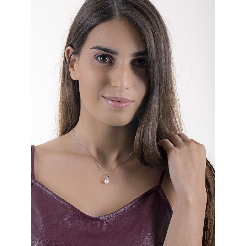 Collana in oro bianco 18k con ovale diamanti e perla