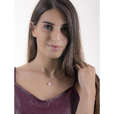 Collana in oro bianco 18k con ovale diamanti e perla