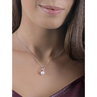 Collana in oro bianco 18k con ovale diamanti e perla
