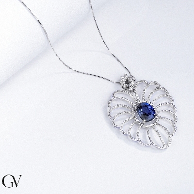 White gold 18k necklace with blue sapphire and diamonds