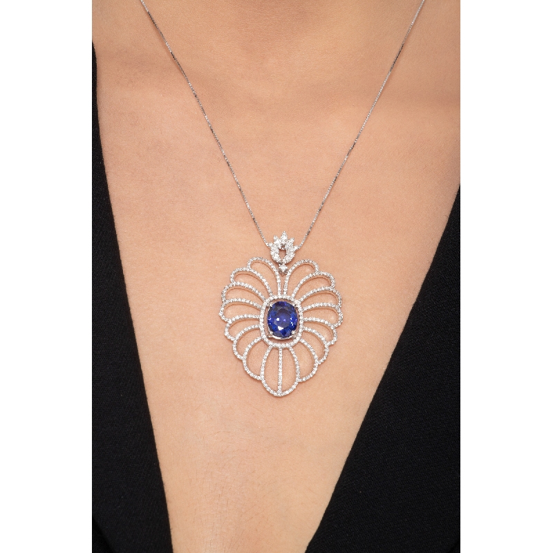 White gold 18k necklace with blue sapphire and diamonds