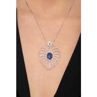 White gold 18k necklace with blue sapphire and diamonds