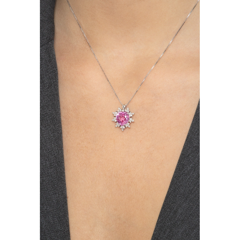 Collana in oro bianco 18k e ciondolo a fiore con zaffiro rosa a cuore e petali in diamanti