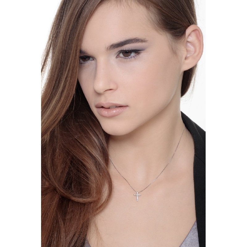 Collana in oro bianco 18k con pendente a croce e diamanti