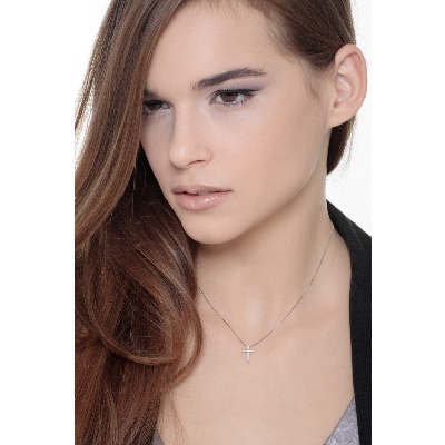 Collana in oro bianco 18k con pendente a croce e diamanti