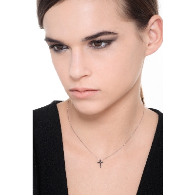 Collana in oro bianco 18k con pendente a croce e diamanti neri