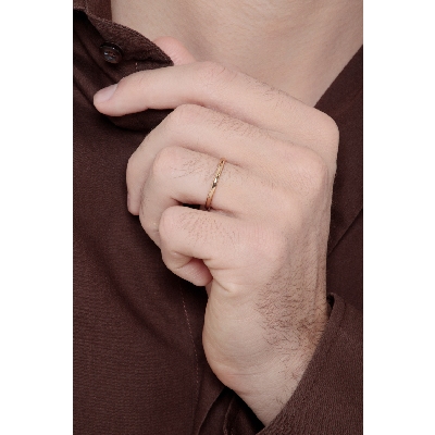 Thin french type wedding ring in 18k yellow gold