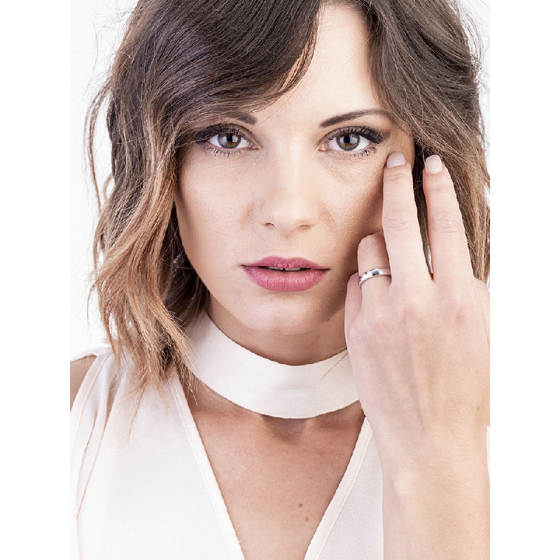 18k white gold wedding band with round cut diamond