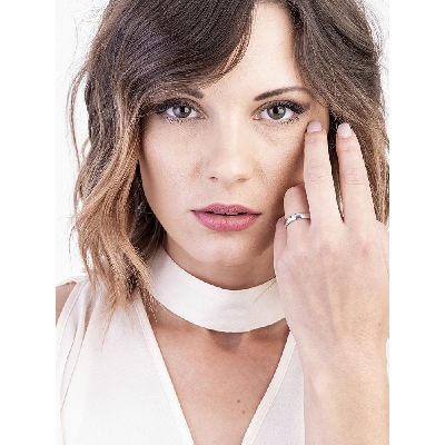 18k white gold wedding band with round cut diamond