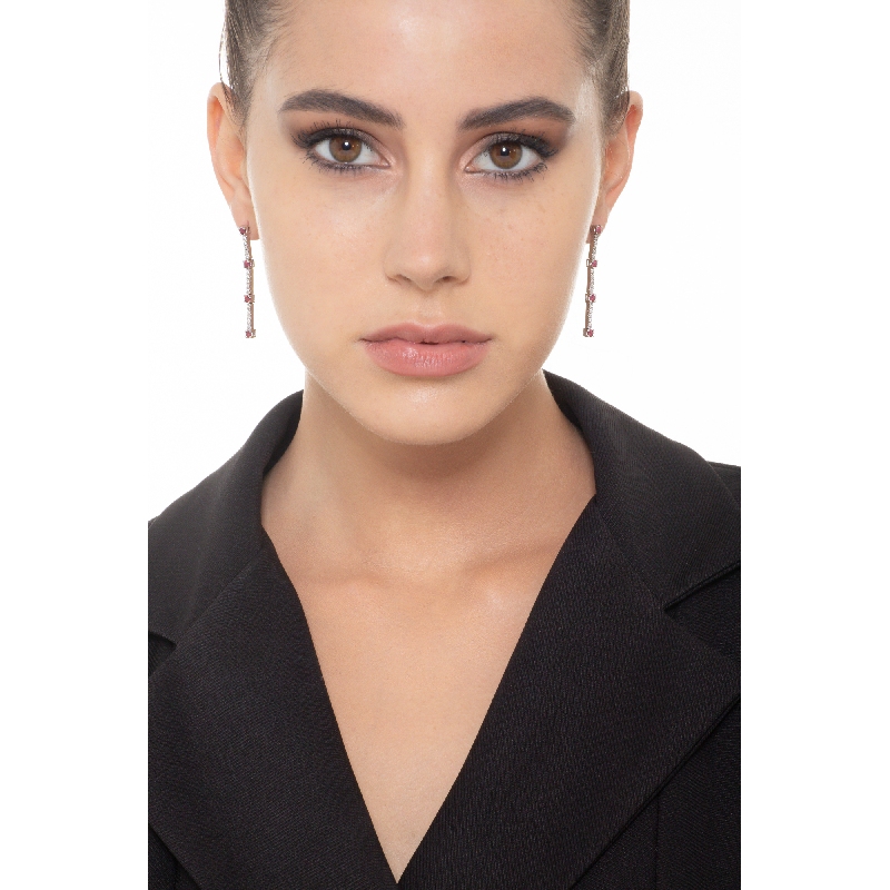 Orecchini tennis in oro bianco 18k con rubini e diamanti alternati