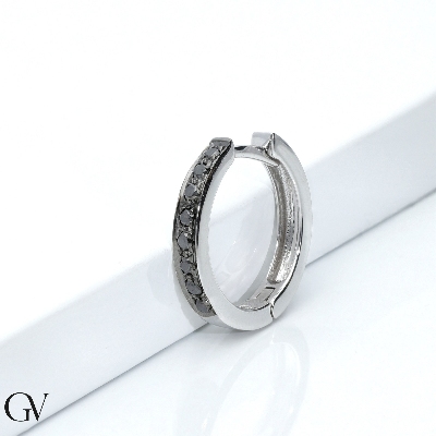 Mono orecchino a cerchio in oro bianco 18k con diamanti neri e punte brunite