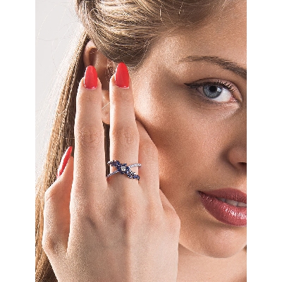 Criss cross ring in white gold 18k with blue sapphires and diamonds 