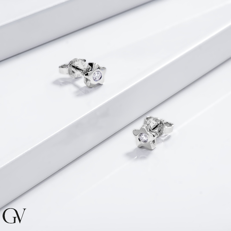 18k white gold star earrings with round cut diamond