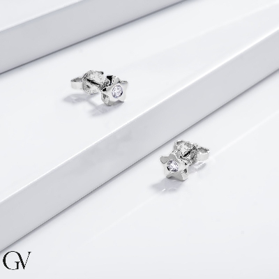 18k white gold star earrings with round cut diamond