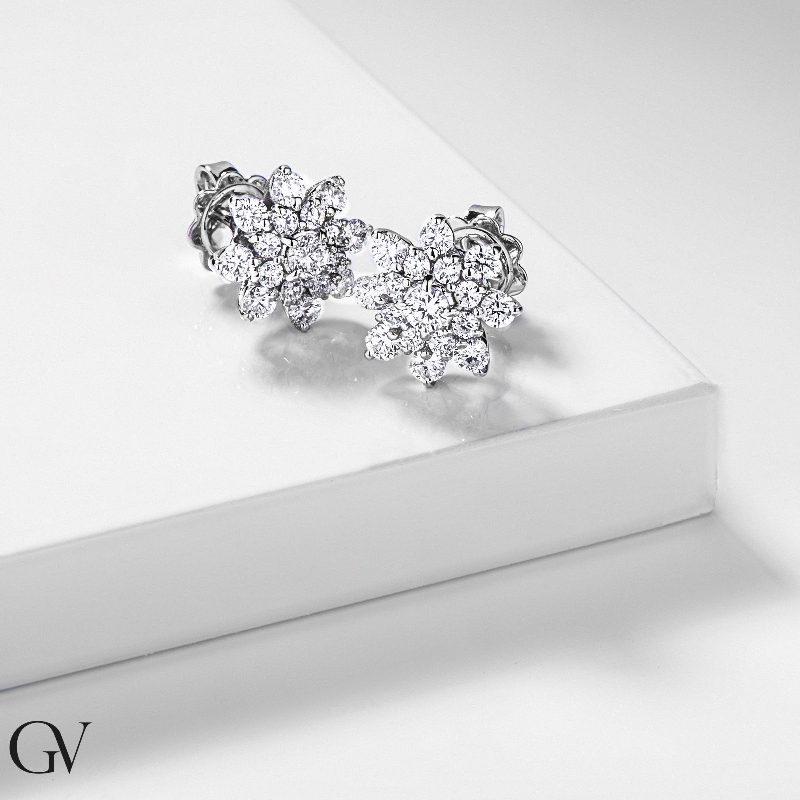 Cluster earrings with round cut diamonds