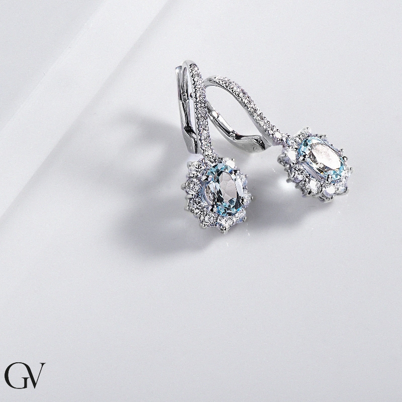 Orecchini in oro bianco 18k con acquamarina ovale e diamanti a contorno e sulla chiusura