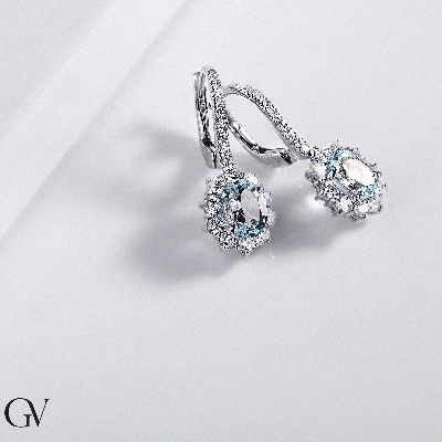 Orecchini in oro bianco 18k con acquamarina ovale e diamanti a contorno e sulla chiusura