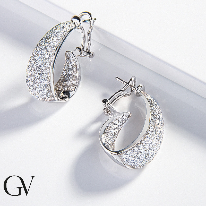 Fancy clip earrings in 18k white gold and diamonds