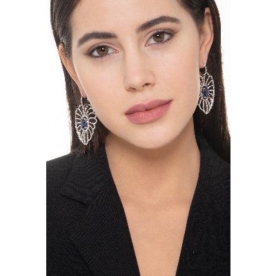 Orecchini in oro bianco 18k con grande pendente ovale in diamanti e zaffiro blu.